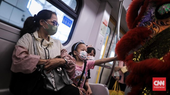 FOTO: Perayaan Imlek 2022, Ada Atraksi Barongsai di LRT