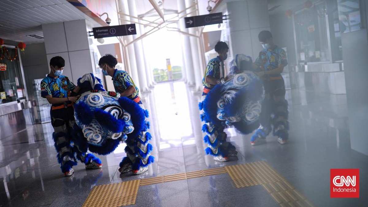 FOTO: Perayaan Imlek 2022, Ada Atraksi Barongsai di LRT