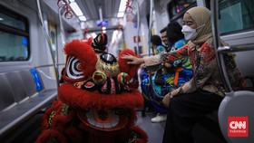 FOTO: Perayaan Imlek 2022, Ada Atraksi Barongsai di LRT