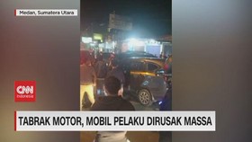 VIDEO: Tabrak Motor, Mobil Pelaku Dirusak Warga