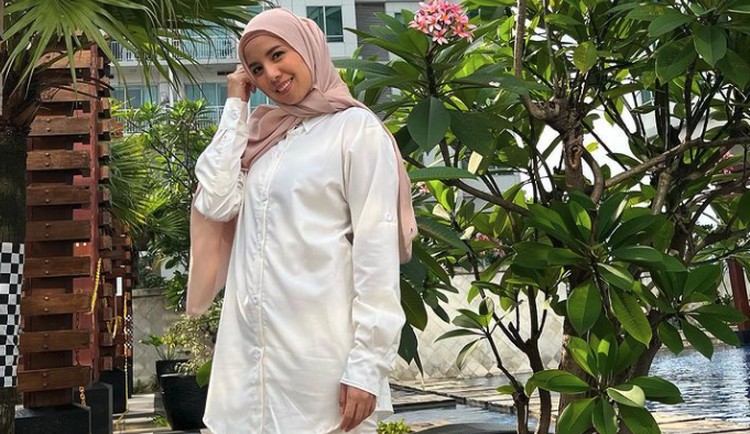WAKTU UNTUK JALAN KAKI SELAMA 45 MENIT Salah satu kunci sukses diet Tya Ariestya adalah konsisten jalan kaki selama 45 menit tiap hari. Bagaimana Tya Ariestya melakukannya? Simak ulasannya yuk Bunda.