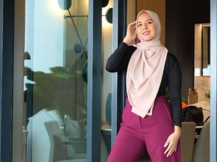 Tips Diet ala Tya Ariestya, Paling Murah Dicoba Cukup Jalan Kaki 45 Menit Bun