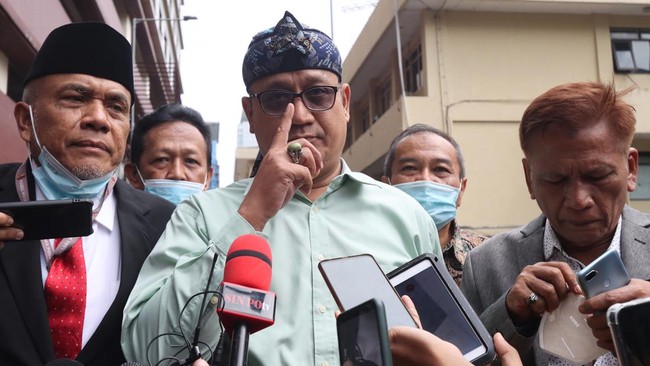 Pakar hukum pidana Abdul Fickar Hadjar menyebut atribut Arteria Dahlan sebagai anggota dewan memengaruhi proses hukumnya terkait kasus Sunda.