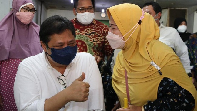 Menko Airlangga Hartarto menyempatkan menyantap kuliner khas Salatiga, Jawa Tengah, sembari berinteraksi langsung dengan masyarakat pada Sabtu (29/1).