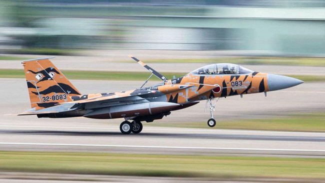 Jet Tempur F-15 Patah Roda di Landasan Pacu, Bandara Lumpuh 4 Jam