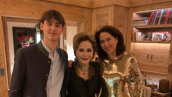 Intip Gaya Modis dan Kompak dari Istri dan Putri Presiden Soekarno, Dewi dan Kartika Soekarno!