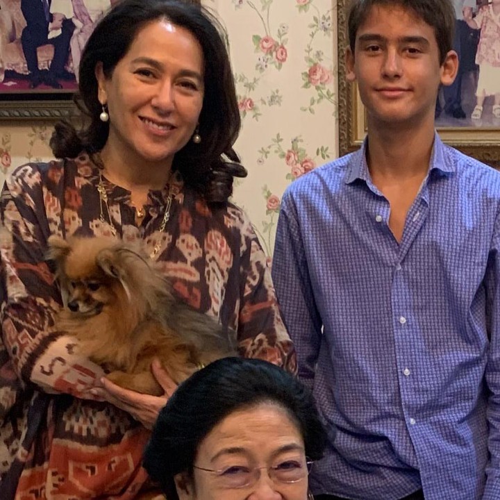 <p>Ia bahkan membagikan potretnya bersama dengan sang Kakak, Megawati Soekarno Putri. (Foto: Instagram: @kartikasoekarnofoundation)</p>
