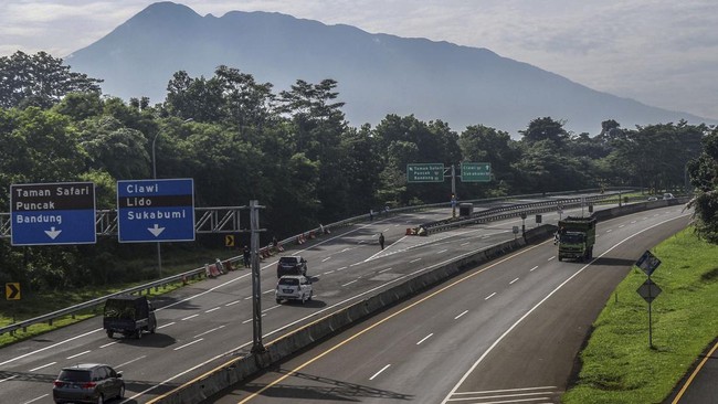 Seorang pemotor melintas di Tol Jagorawi, Bogor, menyasar lantaran mengikuti pengarahan aplikasi Google Maps.