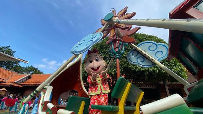 Maskot Dunia Fantasi (Dufan) berganti kostum khusus dalam rangka perayaan Tahun Baru China 2573 atau Imlek 2022.