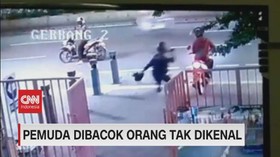 VIDEO: Pemuda Dibacok Orang Tak Dikenal