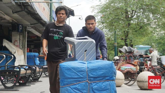 Para pedagang kaki lima (PKL) Malioboro mulai boyongan atau pindah ke lokasi sentra baru di Teras Malioboro 1 dan 2, Selasa (1/2).