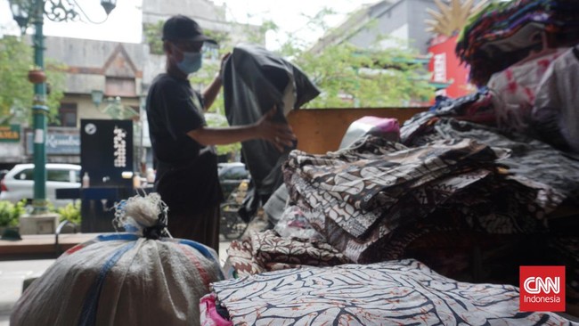 Para pedagang kaki lima (PKL) Malioboro mulai boyongan atau pindah ke lokasi sentra baru di Teras Malioboro 1 dan 2, Selasa (1/2).