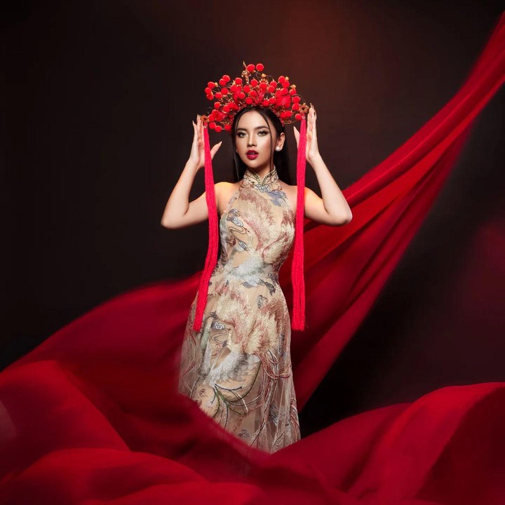 <p> Tak hanya itu, wanita yang dinobatkan sebagai wanita tercantik nomor delapan di dunia ini juga menggunakan sebuah <em>headpiece</em> berwarna merah, Bunda. Menawan banget, ya. (Foto: Instagram: @fdphotography90)</p>