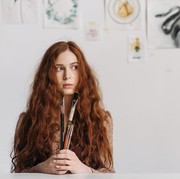 3 Kebiasaan yang Membuat Ketombe Makin Parah dan Nggak Kunjung Hilang, Sadari Sekarang Juga!