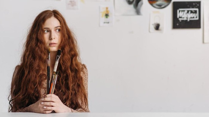 3 Kebiasaan yang Membuat Ketombe Makin Parah dan Nggak Kunjung Hilang, Sadari Sekarang Juga!