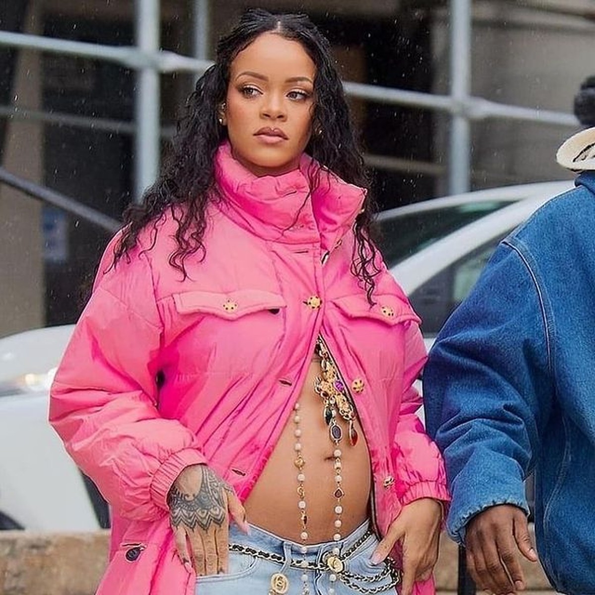 7 Potret Rihanna Pamer Baby Bump