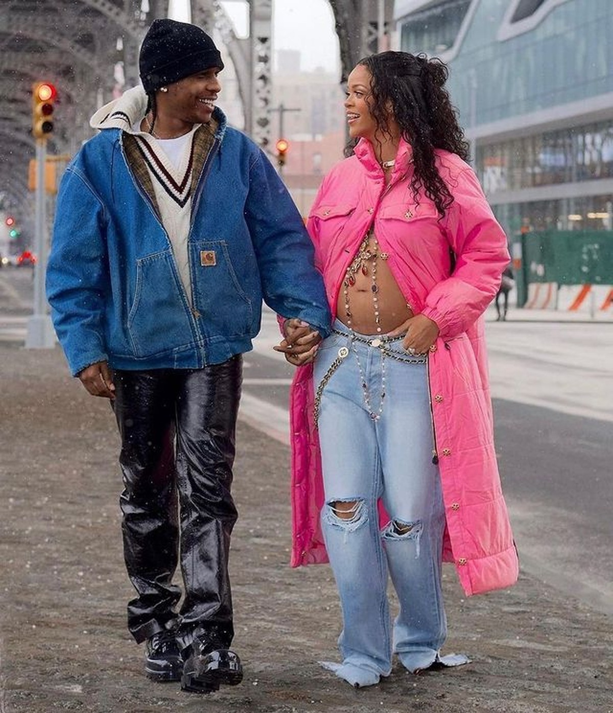 7 Potret Rihanna Pamer Baby Bump
