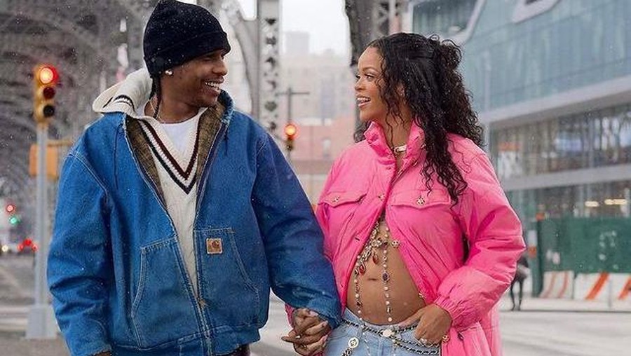 7 Potret Rihanna Pamer Baby Bump