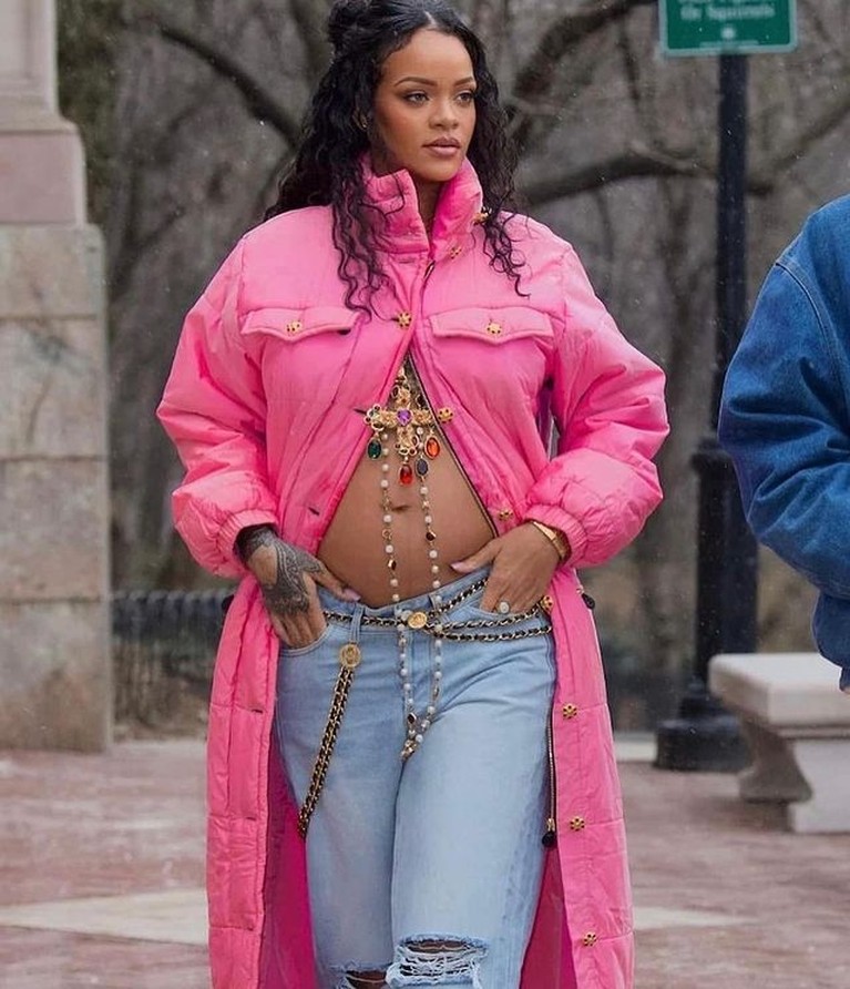 7 Potret Rihanna Pamer Baby Bump