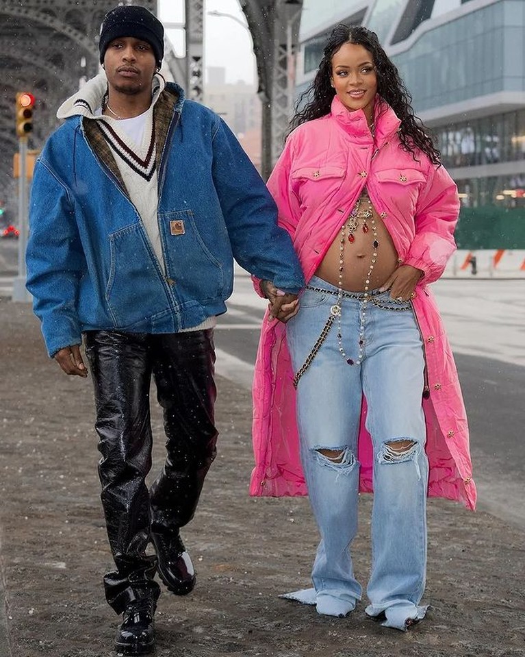 7 Potret Rihanna Pamer Baby Bump