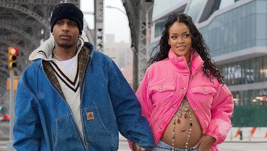7 Potret Rihanna Pamer Baby Bump