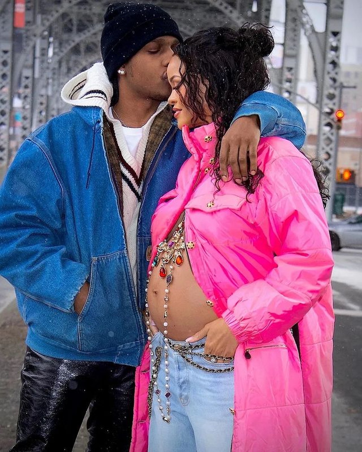 7 Potret Rihanna Pamer Baby Bump