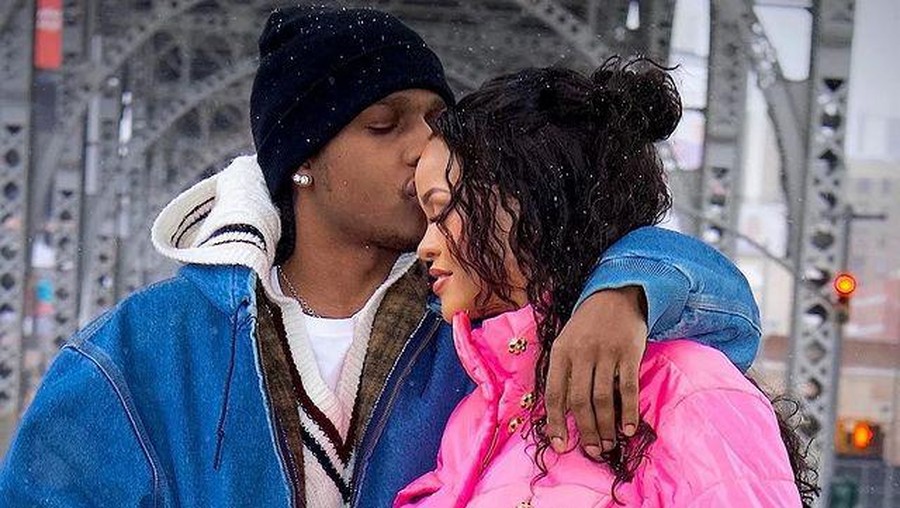 7 Potret Rihanna Pamer Baby Bump