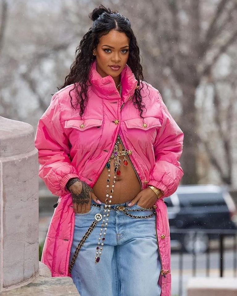 7 Potret Rihanna Pamer Baby Bump 7 Potret Rihanna Pamer Baby Bump