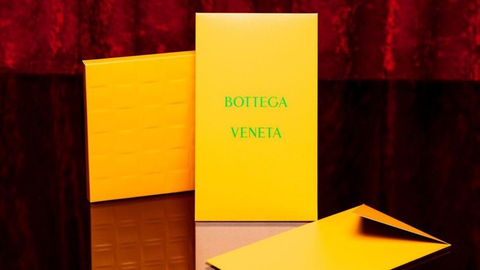 Bottega Veneta Rilis Amplop Angpao Warna Kuning, Jadi Bahan Perdebatan Netizen dan Diet Prada Bottega Veneta Rilis Amplop Angpao Warna Kuning, Jadi Bahan Perdebatan Netizen dan Diet Prada