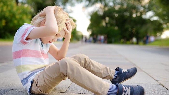 Little boy fell in the street, hit his head. Injury. Loneliness among people.