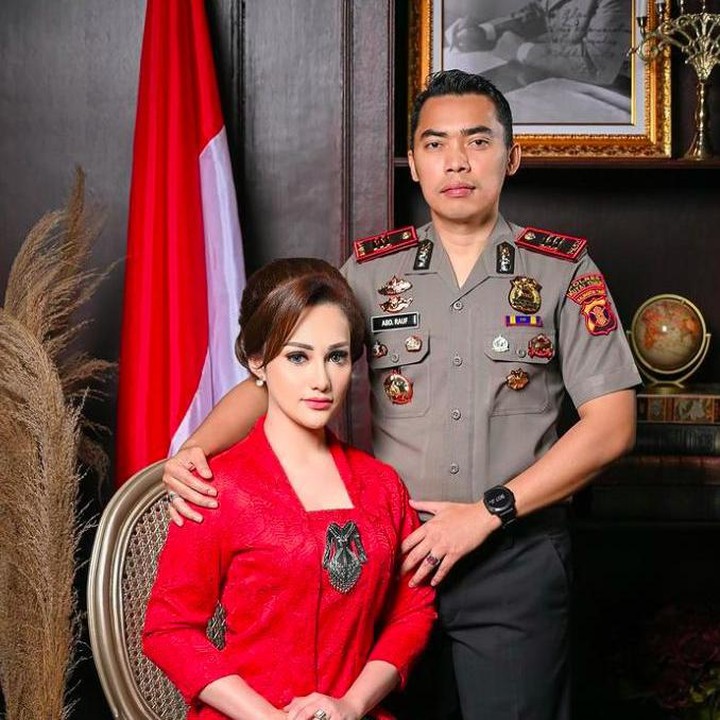 <p>Memiliki suami polisi, Cristina Laws tidak hanya tergabung menjadi pengurus Bhayangkari, lho. Di media sosial, ia juga seorang influencer dan pebisnis. (Foto: Instagram @cristina_laws)<br /><br /><br /></p>