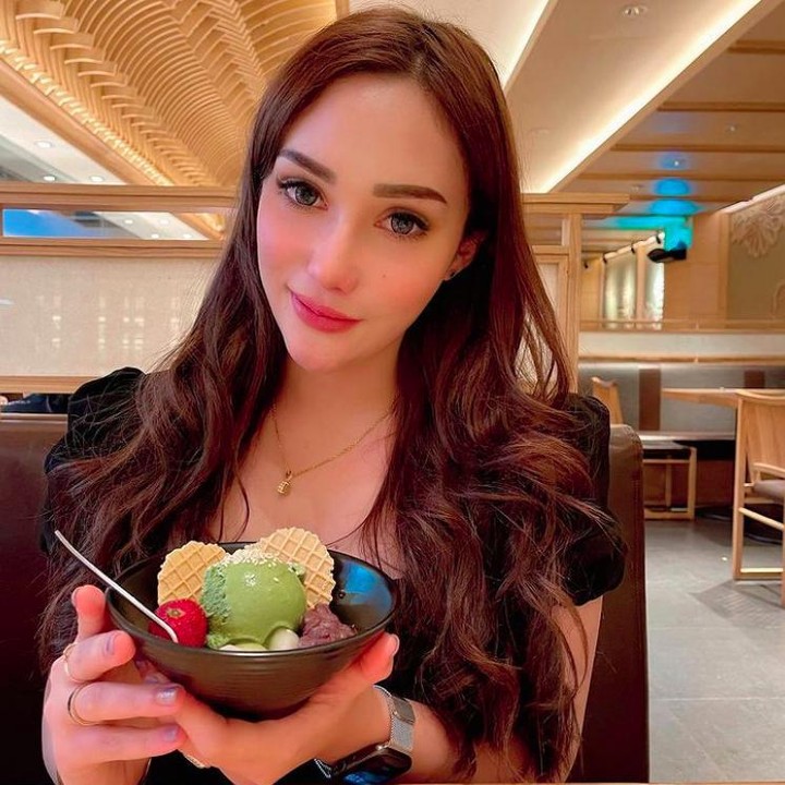 <p>Rina Cristina Laws sempat menjadi buah bibir publik beberapa waktu lalu karena pesonanya. Untuk Bunda ketahui, ia adalah istri dari Kasat Reskrim Kutai Timur, AKP Abd. Rauf. (Foto: Instagram @cristina_laws)<br /><br /><br /></p>