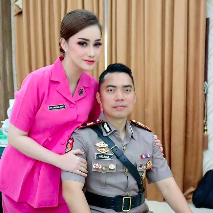 <p>Cristina Laws tak segan menunjukkan momen romantis bersama suaminya, seperti kejutan ulang tahun dan menemaninya bertugas. (Foto: Instagram @cristina_laws)<br /><br /><br /></p>