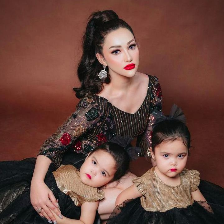 <p>Dari pernikahannya dengan AKP ABD. Rauf, Cristina Laws dikaruniai anak kembar perempuan yang cantik. Kedua putrinya itu akrab disapa Hana dan Hani. (Foto: Instagram @cristina_laws)<br /><br /><br /></p>