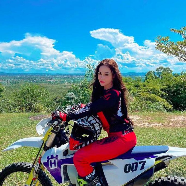<p>Kabar terbaru, Cristina Laws kini sedang hamil anak ketiga, Bunda. Hal ini diungkap Cristina dan suami secara kompak melalui akun Instagram mereka. (Foto: Instagram @cristina_laws)</p>