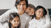 9 Tahun Berumah Tangga, Intip 7 Potret Keluarga Harmonis Tria Changcuters & Dhatu Rembulan