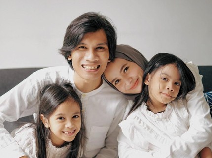 9 Tahun Berumah Tangga, Intip 7 Potret Keluarga Harmonis Tria Changcuters & Dhatu Rembulan