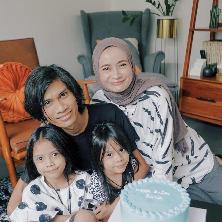 <p>Keluarga Dhatu Rembulan dan Tria Changcuters selalu terlihat hangat dan harmonis. Pasangan ini selalu terlihat mesra dan jauh dari gosip miring, Bunda. (Foto: Instagram @dhaturembulan)</p>