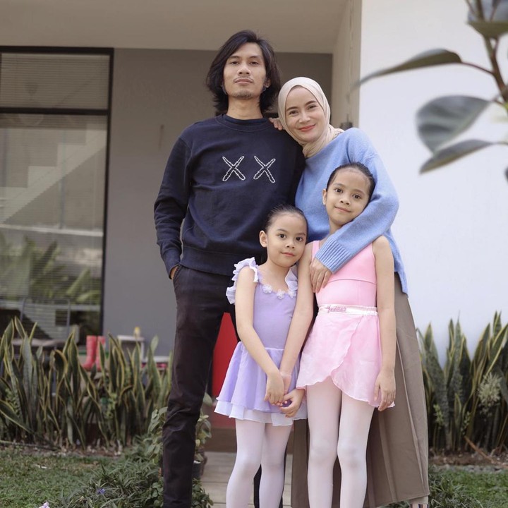 <p>Pemilik nama asli Mohammad Tria Ramadhani itu menikahi Dhatu Rembulan pada 13 Oktober 2012 lalu. Mereka kini sudah dikaruniai dua putri cantik. (Foto: Instagram @dhaturembulan)</p>