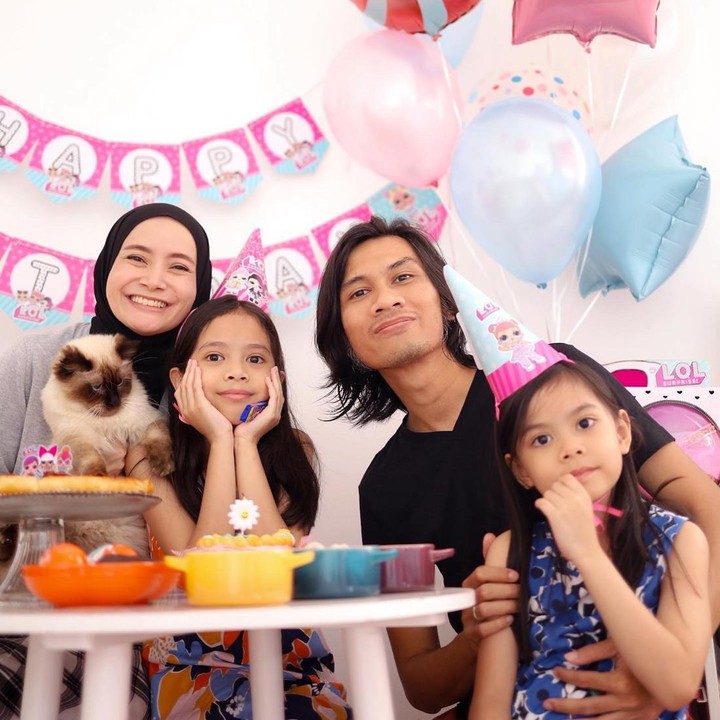 <p>Pada bulan Oktober lalu, Tria dan Dhatu Rembulan baru saja merayakan ulang tahun putri sulung mereka, Lenon. Pesta ulang tahun digelar dengan sangat sederhana di rumah. Meski tak mewah, kebahagiaan tetap terpancar di wajah mereka. (Foto: Instagram @dhaturembulan)</p>