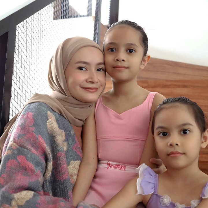 <p>Putri pertama mereka, Lenonina Maryam Daria lahir pada 5 Oktober 2013. Dua tahun kemudian, lahir putri kedua mereka yang bernama Jaggira Hannah Daria. (Foto: Instagram @dhaturembulan)</p>