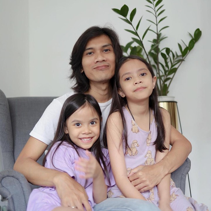 <p>Enggak cuma dekat dengan Ibunda, Lenon dan Jaggira juga dekat dengan sang Ayah, lho. (Foto: Instagram @dhaturembulan)</p>