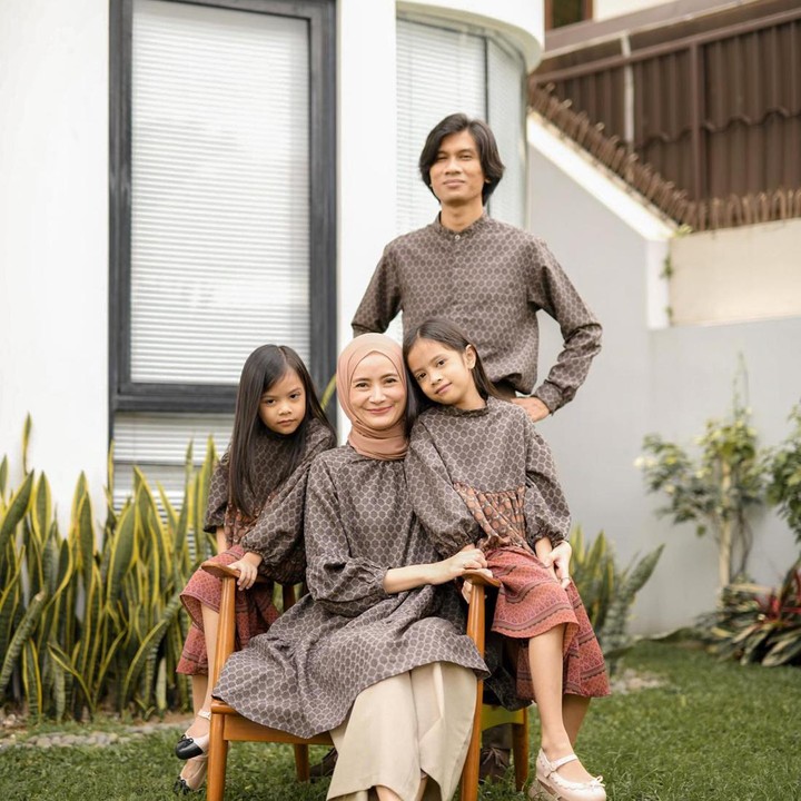 <p>Dhatu Rembulan juga sering menampilkan kekompakan mereka di media sosial. Termasuk ketika mengunggah potret keluarga dengan memakai outfit yang sama. (Foto: Instagram @dhaturembulan)</p>