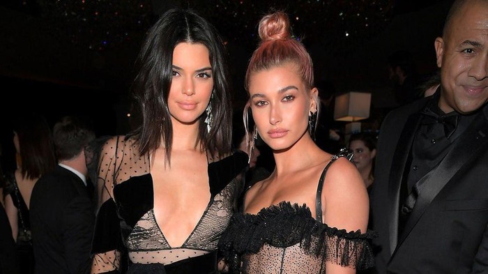 Beda Gaya Hailey Bieber, Kendall Jenner, dan Bella Hadid Mengenakan Outfit Pilates Beda Gaya Hailey Bieber, Kendall Jenner, dan Bella Hadid Mengenakan Outfit Pilates