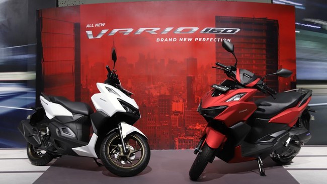 Mesin Honda Vario 160 cc dapat menyemburkan tenaga maksimal hingga 15,3 hp pada 8.500 rpm dengan torsi 13,8 Nm pada 7.000 rpm.