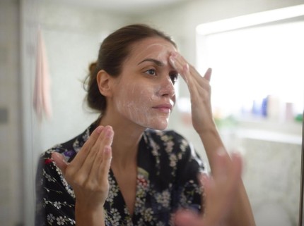 6 Basic Skincare Atasi Kulit Berjerawat, Jangan Sampai Terlewat Ya