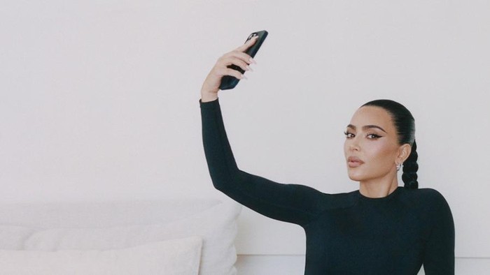 Kim Kardashian Terpilih Jadi Bintang Iklan Balenciaga