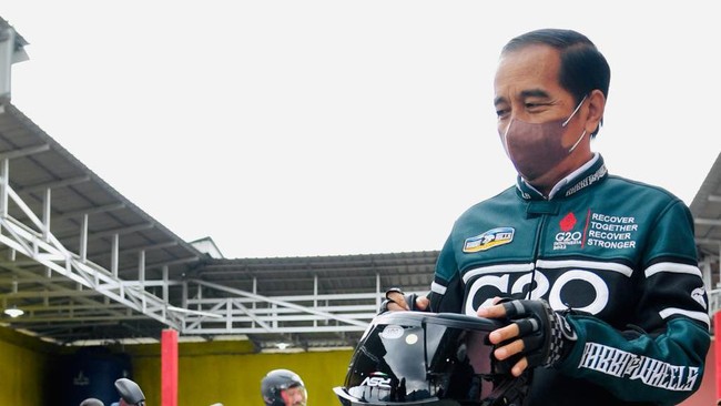 Jokowi Lobi Macron Masukkan Pencak Silat di Olimpiade Prancis 2024 Jokowi ingin Pencak Silat dapat masuk menjadi olahraga ekshibis di Olimpiade 2024 agar dikenal lebih luas lagi di dunia internasional.