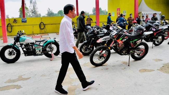 Presiden Joko Widodo menilai lonjakan angka positif harian virus corona (Covid-19) saat ini tengah mendekati puncak kasus seperti pada bulan Juli 2021.