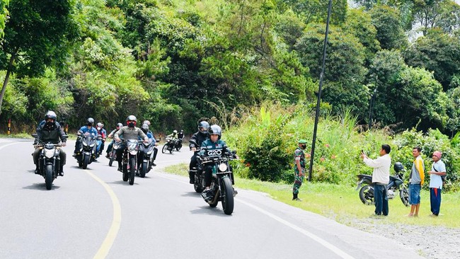Presiden RI Joko Widodo (Jokowi) mengaku rugi jika tidak naik motor di Danau Toba yang memiliki udara segar.